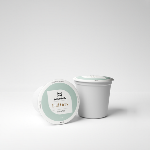 Zwei Multi-Tee-Kapseln der Sorte Earl Grey Schwarztee auf weißem Hintergrund