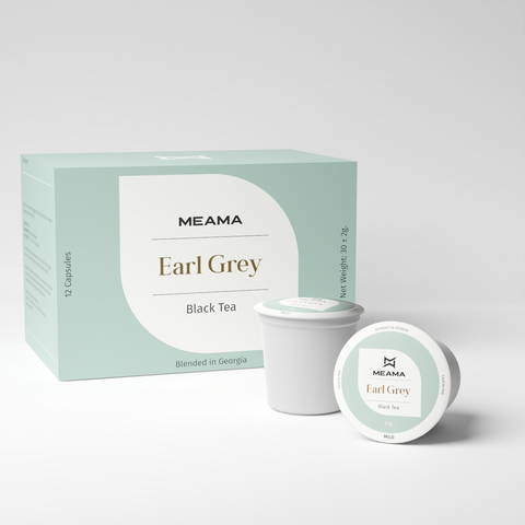Zwei Multi-Tee-Kapseln der Sorte Earl Grey Schwarztee stehen im Vordergrund, dahinter die passende Verpackung