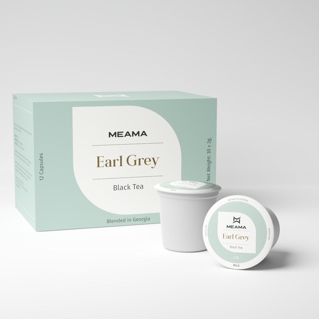 Zwei Multi-Tee-Kapseln der Sorte Earl Grey Schwarztee stehen im Vordergrund, dahinter die passende Verpackung