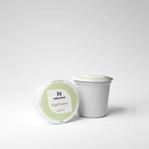 Zwei Multi-Tee-Kapseln der Sorte Earl Grey Grüntee auf weißem Hintergrund