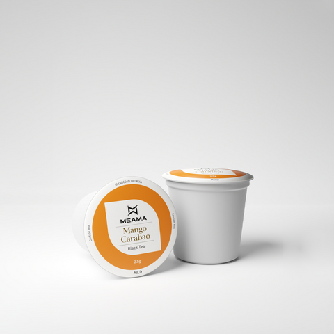 Zwei Multi-Tee-Kapseln der Sorte Mango Carabao auf weißem Hintergrund