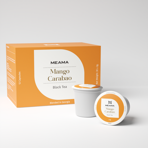 Zwei Multi-Tee-Kapseln der Sorte Mango Carabao stehen im Vordergrund, dahinter die passende Verpackung