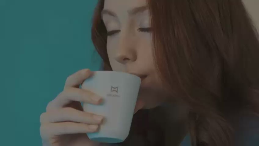 Video laden: Meama Kaffeezubereitung: Bio-Kaffeebohnen, Kapsel in die Maschine legen, frischer Espresso fließt in die Tasse