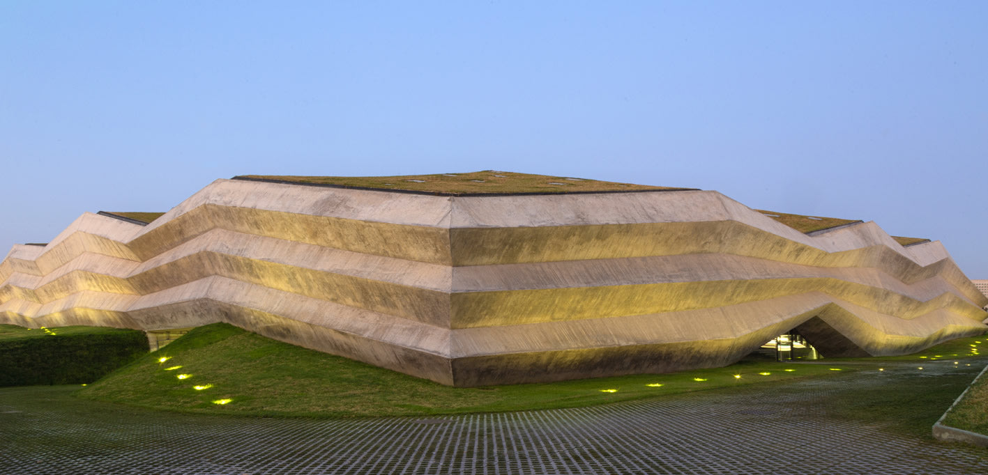 die außen Ansicht der des Fabrikgebäudes in Georgien, ein sehr modernes Gebäude mit beeindruckender Architektur die Beton und Natur in Einklang bringt