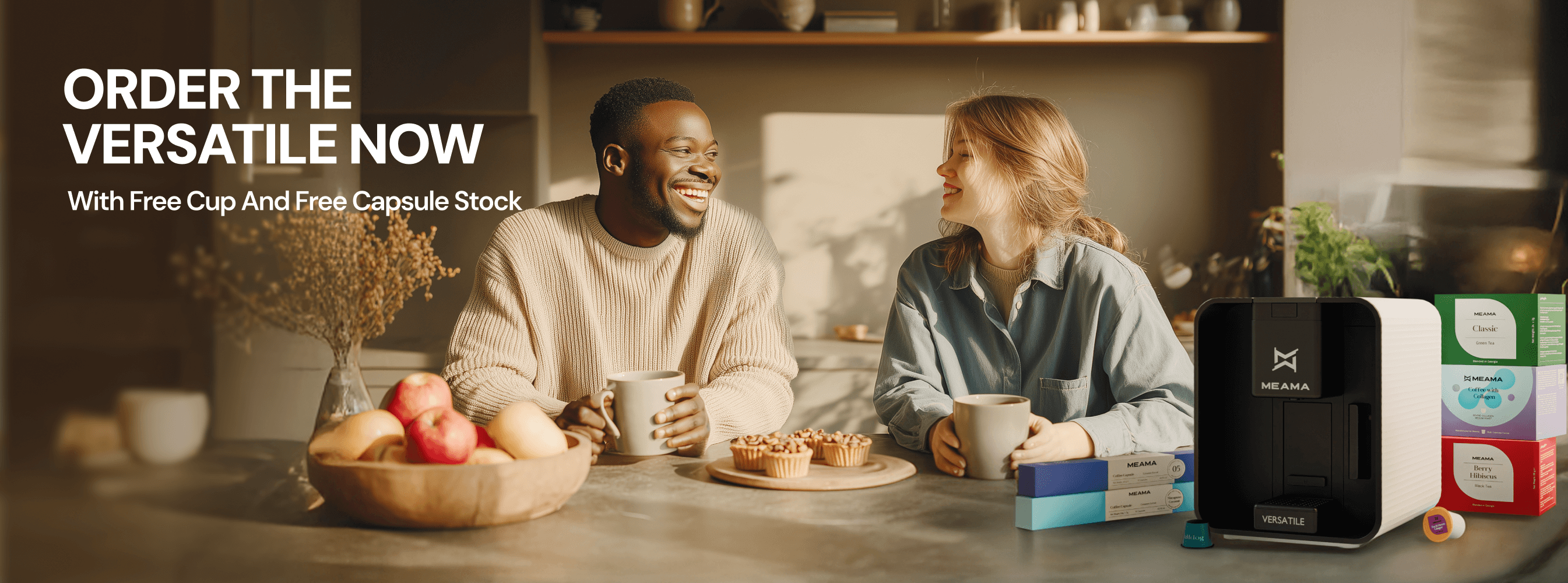 Ein junges Paar sitzt in einer modernen Küche und Trinkt Kaffee vor Ihnen steht die weiße Versatile und 5 Packungen Classic Kapseln, sowohl Espressokapseln als auch Multikapseln. Ein Text im Bild: "Order The Versatile Now With Free Cup And Free Capsule Stock"