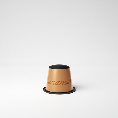 Eine Kaffeekapsel mit Karamellgeschmack auf weißem Hintergrund