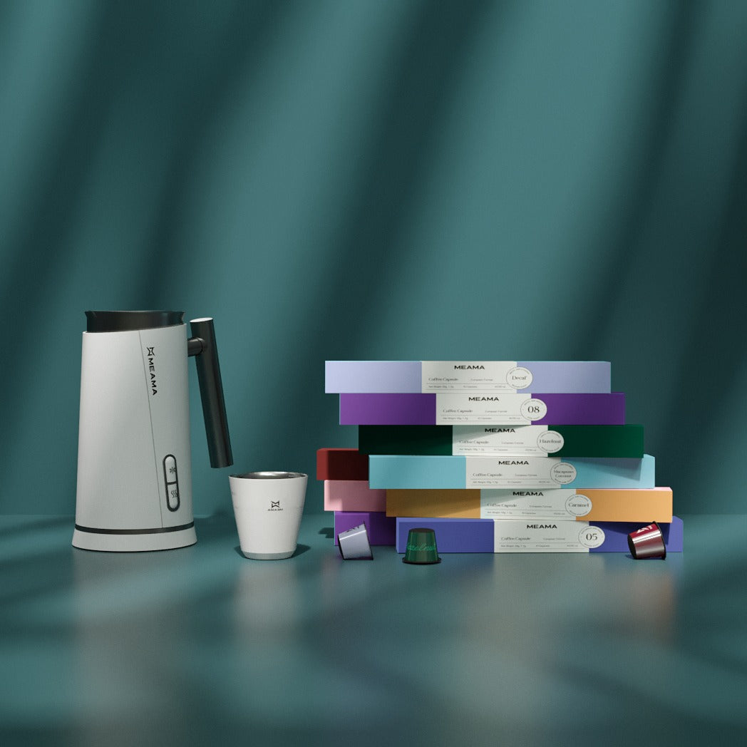von links nach rechts steht auf einer Türkisen Fläche der weiße Milschäumer, der Weiße kleine Metallbecher und eine Menge an Espressokapselpackungen in verschiedenen Sorten sowie vereinzelt ein paar Kapseln im Vodergrund.