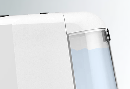 Nahaufnahme des Wassertanks der weißen Espressomaschine mit 650 Milliliter Fassungsvermögen