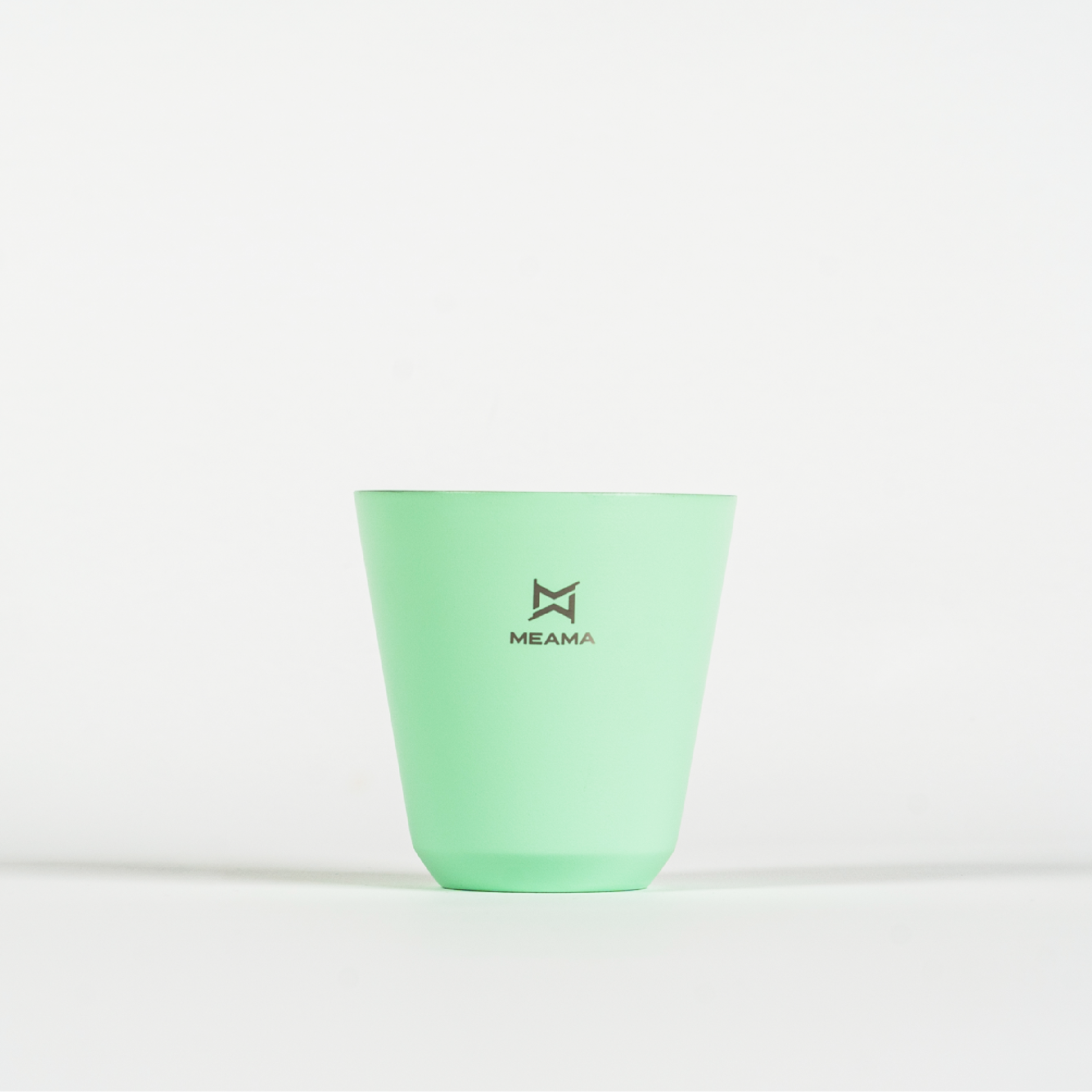 Grüne Edelstahl Tasse mit Meama Logo
