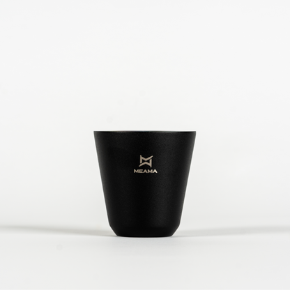 Schwarze Edelstahl Tasse mit Meama Logo