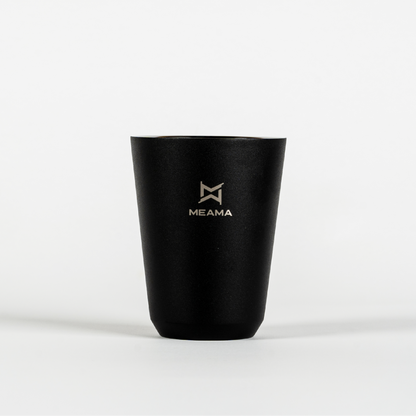 Schwarze Edelstahl Tasse mit Meama Logo