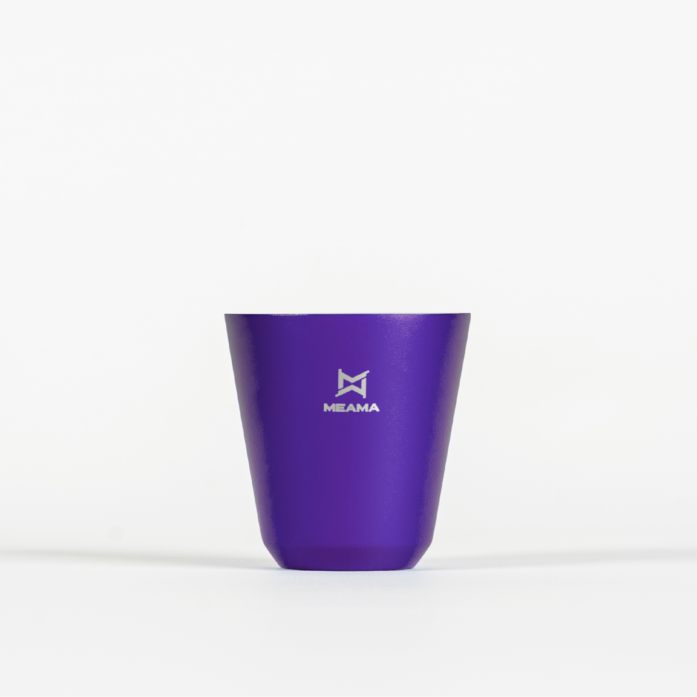 Violette Edelstahl Tasse mit Meama Logo