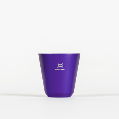 Violette Edelstahl Tasse mit Meama Logo