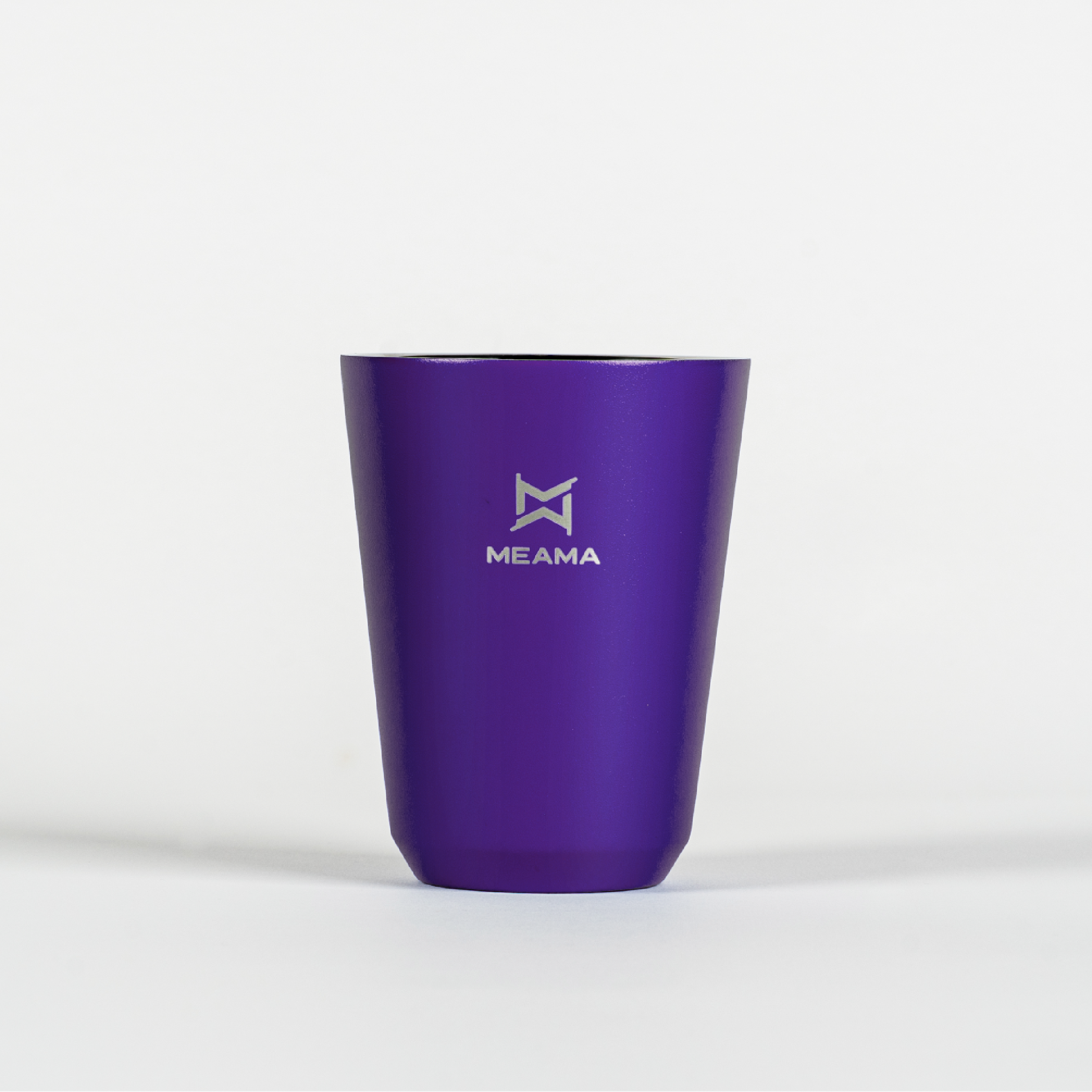 Violette Edelstahl Tasse mit Meama Logo
