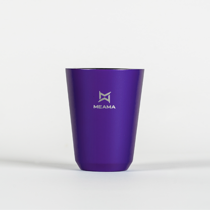 Violette Edelstahl Tasse mit Meama Logo