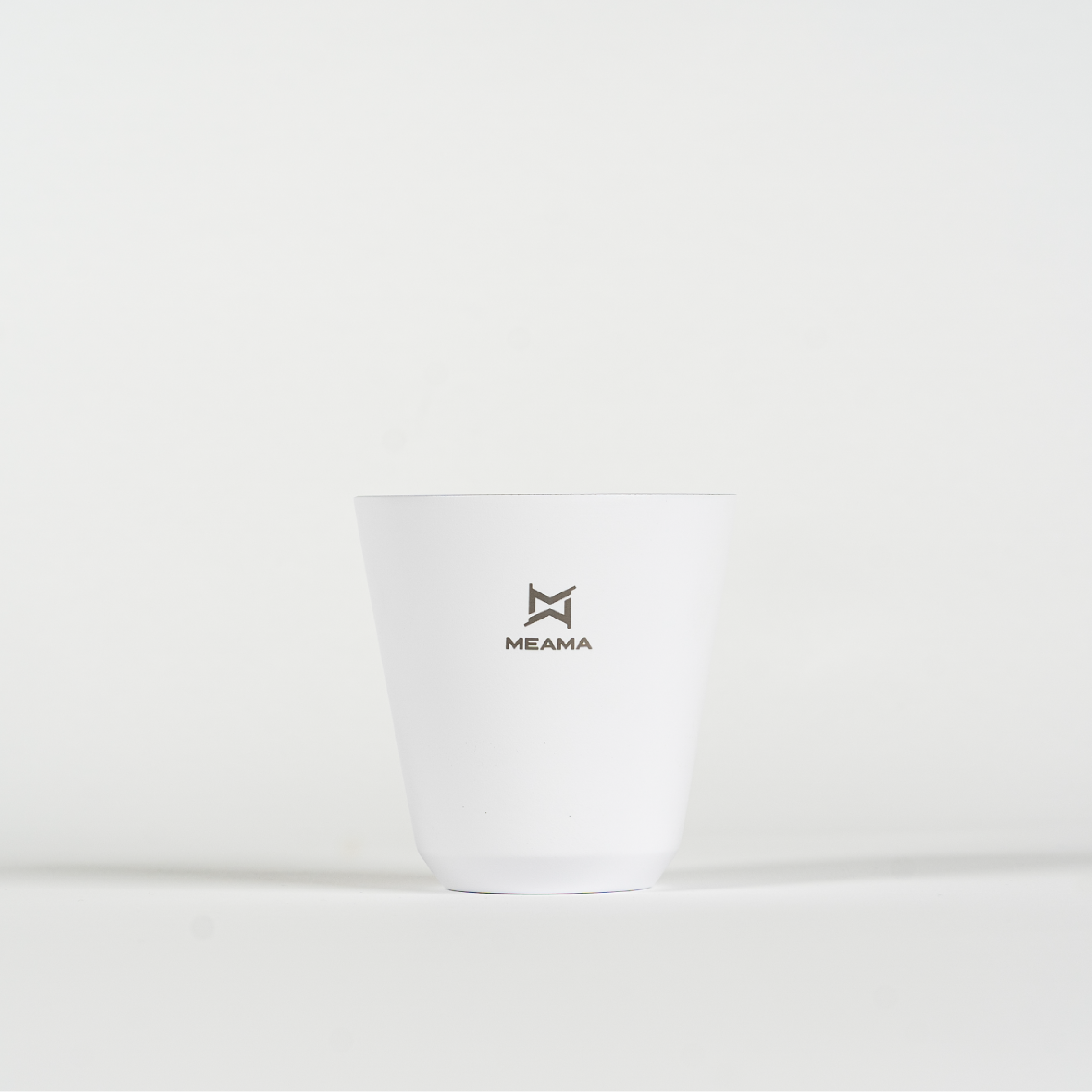 Weiße Edelstahl Tasse mit Meama Logo