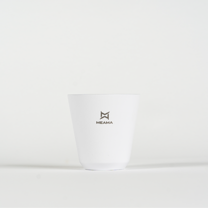 Weiße Edelstahl Tasse mit Meama Logo