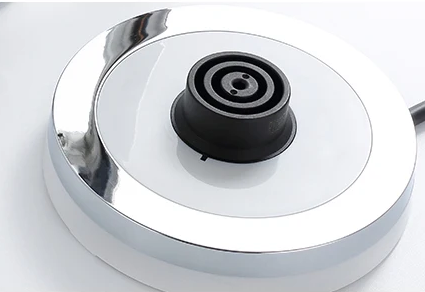Eine Nahaufnahme zeigt die Basis des Milchschäumers die durch ihr rundes Designe eine einfache Handhabung sowie die Rotation des Gerätes auf der Basis erlaubt