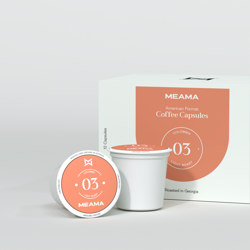 Zwei Multi-Kaffeekapseln Classic-03 im Vordergrund, dahinter die passende Verpackung