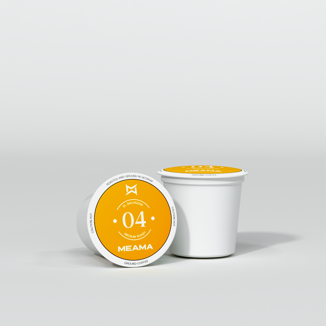 Zwei Multi-Kaffeekapseln Classic-04 auf weißem Hintergrund