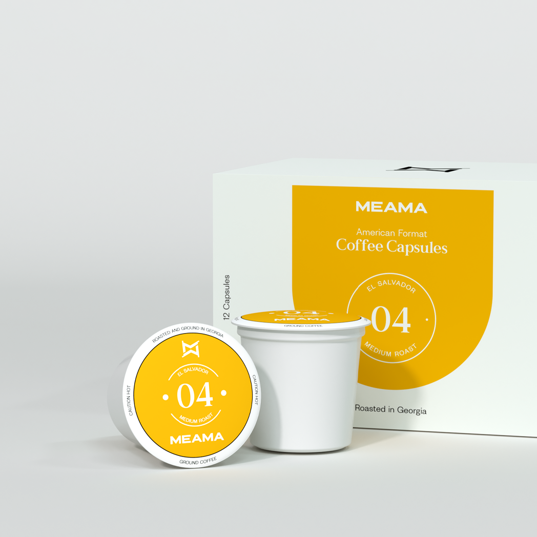Zwei Multi-Kaffeekapseln Classic-04 im Vordergrund, dahinter die passende Verpackung