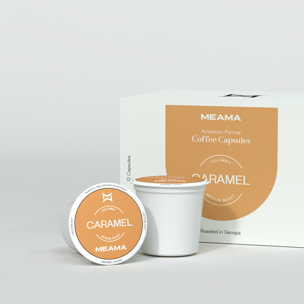 Zwei Multi-Kaffeekapseln Karamell im Vordergrund, dahinter die passende Verpackung