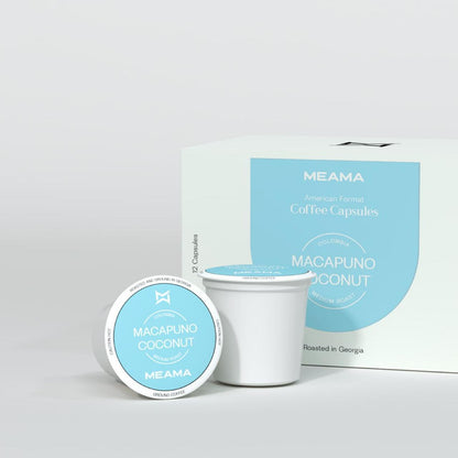 Zwei Multi-Kaffeekapseln Kokosnuss im Vordergrund, dahinter die passende Verpackung
