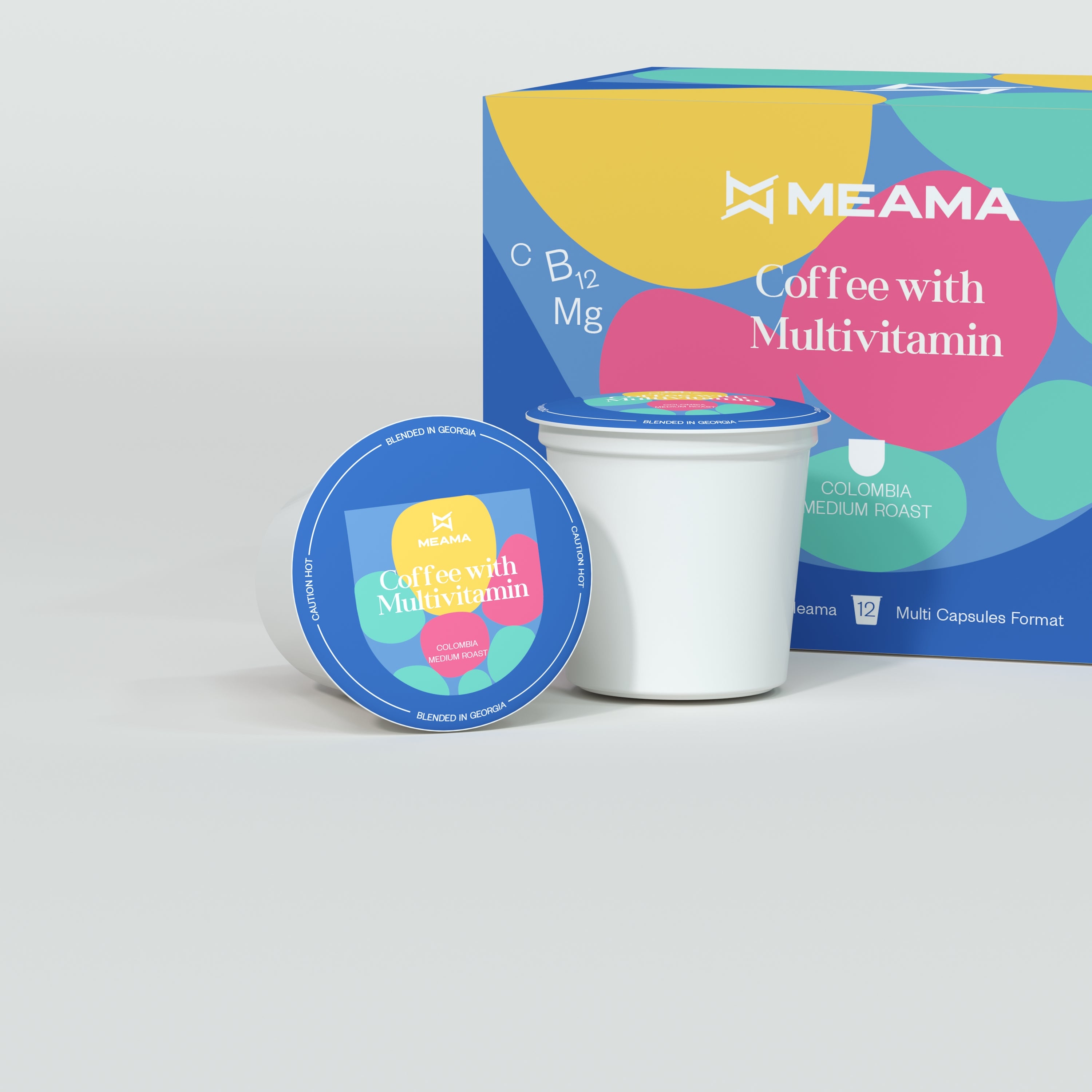 Zwei Multi-Kaffeekapseln Multivitamin im Vordergrund, dahinter die passende Verpackung