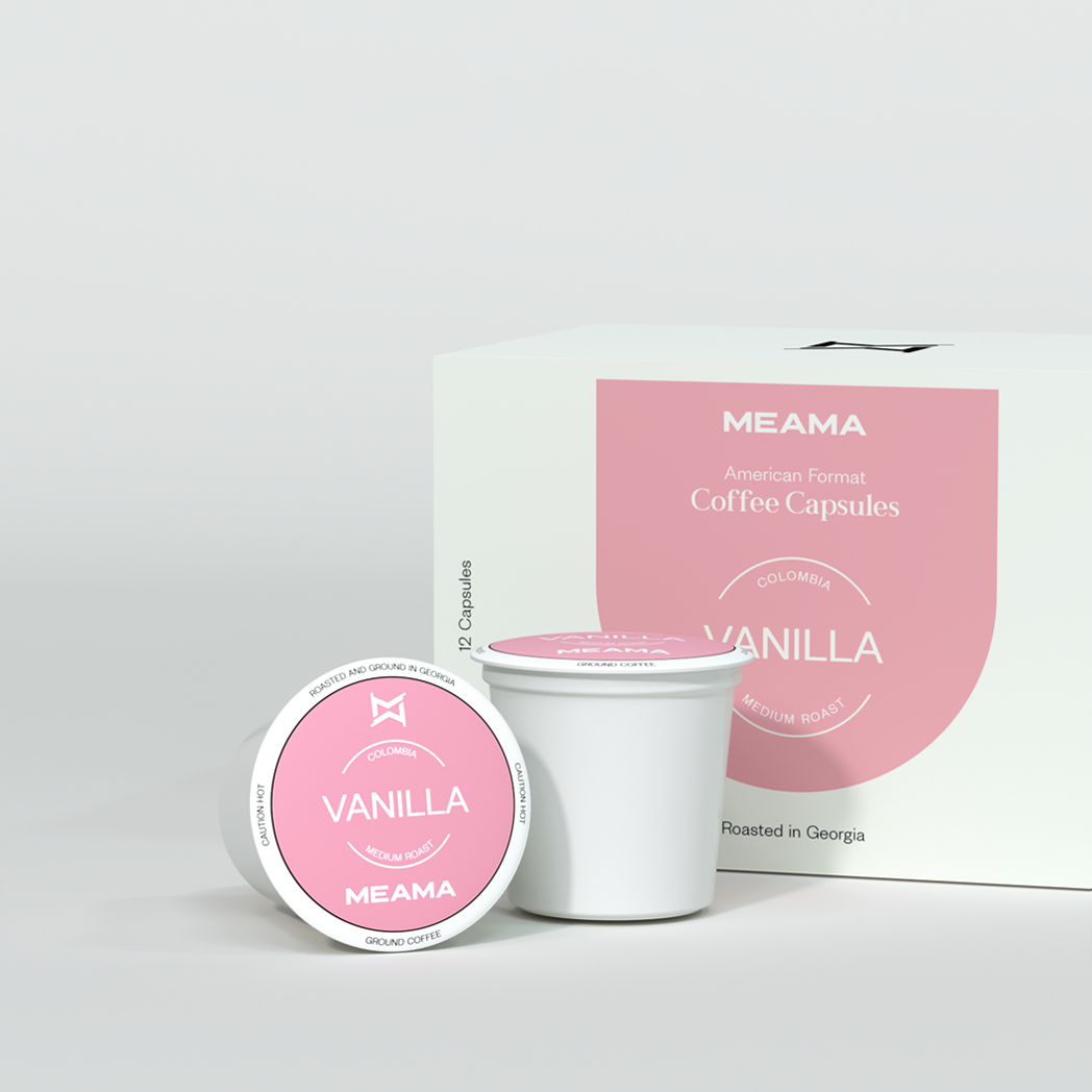 Zwei Multi-Kaffeekapseln Vanille im Vordergrund, dahinter die passende Verpackung