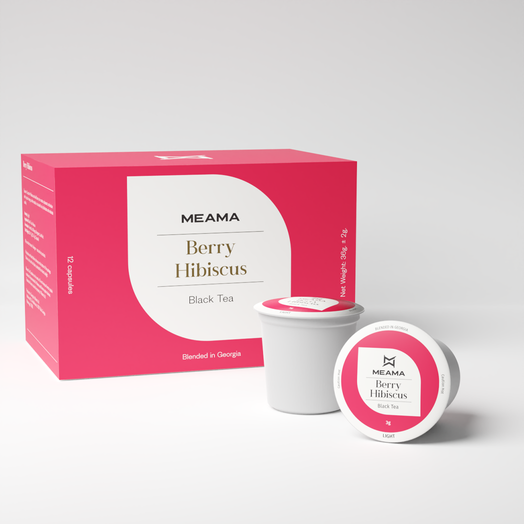 Zwei Multi-Tee-Kapseln der Sorte Berry Hibiscus stehen im Vordergrund, dahinter die passende Verpackung
