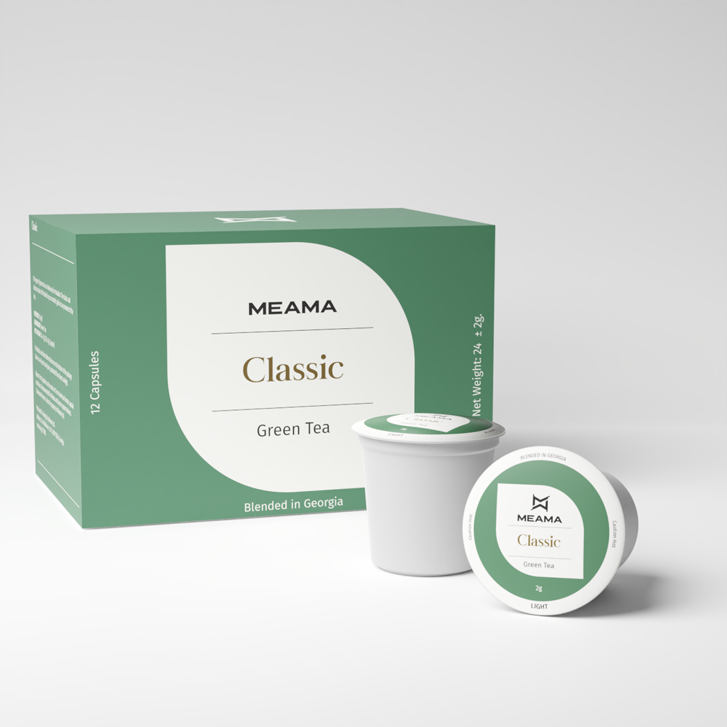 Zwei Multi-Tee-Kapseln der Sorte Classic Green Grüntee stehen im Vordergrund, dahinter die passende Verpackung