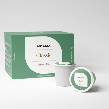 Zwei Multi-Tee-Kapseln der Sorte Classic Green Grüntee stehen im Vordergrund, dahinter die passende Verpackung