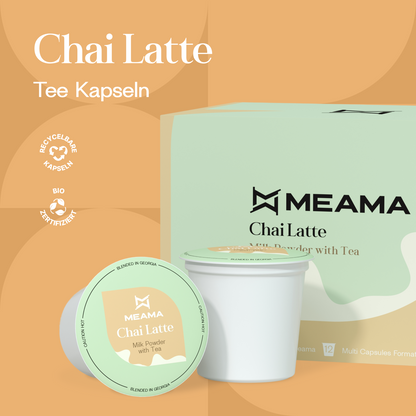 Zwei Multi-Tee-Kapseln der Sorte Chai Latte stehen im Vordergrund, dahinter die passende Verpackung