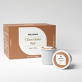 Zwei Multi-Tee-Kapseln der Sorte Chocolate-Bar stehen im Vordergrund, dahinter die passende Verpackung