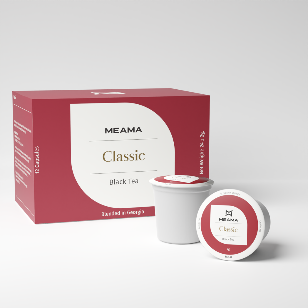 Zwei Multi-Tee-Kapseln der Sorte Classic Black stehen im Vordergrund, dahinter die passende Verpackung