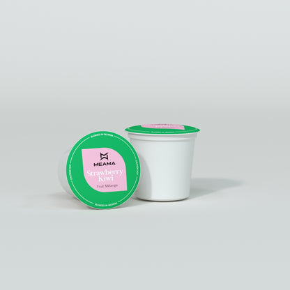 Zwei Multi-Tee-Kapseln der Sorte Strawberry Kiwi auf weißem Hintergrund
