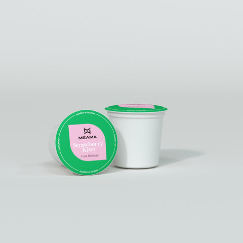 Zwei Multi-Tee-Kapseln der Sorte Strawberry Kiwi auf weißem Hintergrund