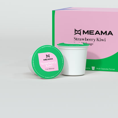 Zwei Multi-Tee-Kapseln der Sorte Strawberry Kiwi stehen im Vordergrund, dahinter die passende Verpackung