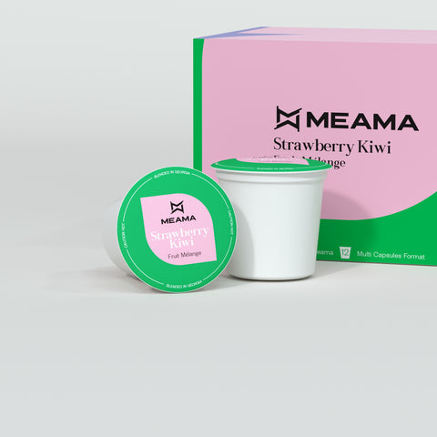 Zwei Multi-Tee-Kapseln der Sorte Strawberry Kiwi stehen im Vordergrund, dahinter die passende Verpackung