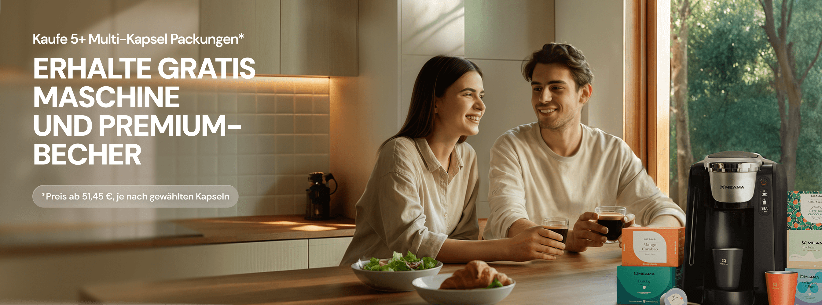 Ein junges Paar sitzt in einer modernen Küche und Trinkt Kaffee vor Ihnen steht die weiße Versatile und 5 Packungen Multikapseln, ein Text im Bild: "Kaufe 5+ Multi-Kapsel Packungen, erhalte gratis Maschiene und Premium-Becher"