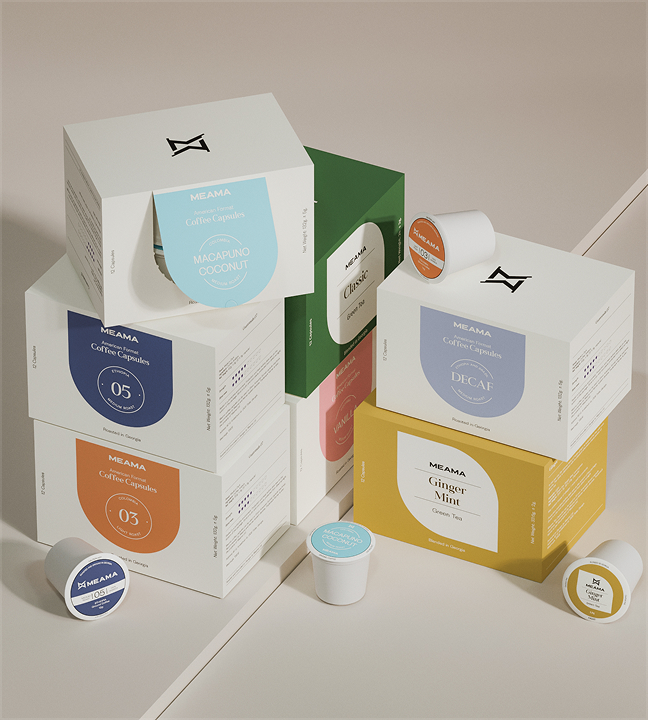 3 Stapel an Überverpackungen der Multikapseln in Verschiedenen Sorten mit Tee und Filterkaffee.