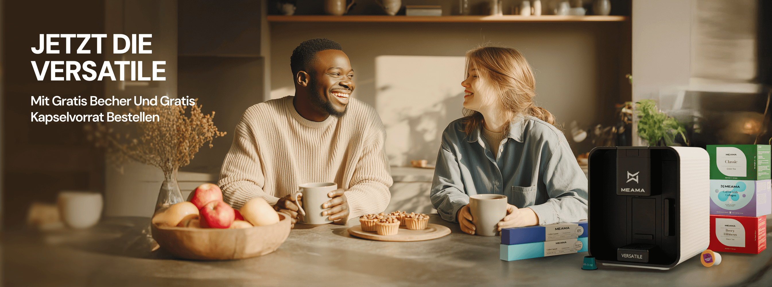 Ein junges Paar sitzt in einer modernen Küche und Trinkt Kaffee vor Ihnen steht die weiße Versatile und 5 Packungen Classic Kapseln, sowohl Espressokapseln als auch Multikapseln. Ein Text im Bild: "Jetzt die Versatile mit Gratis Becher und Gratis Kapselvorrat bestellen"