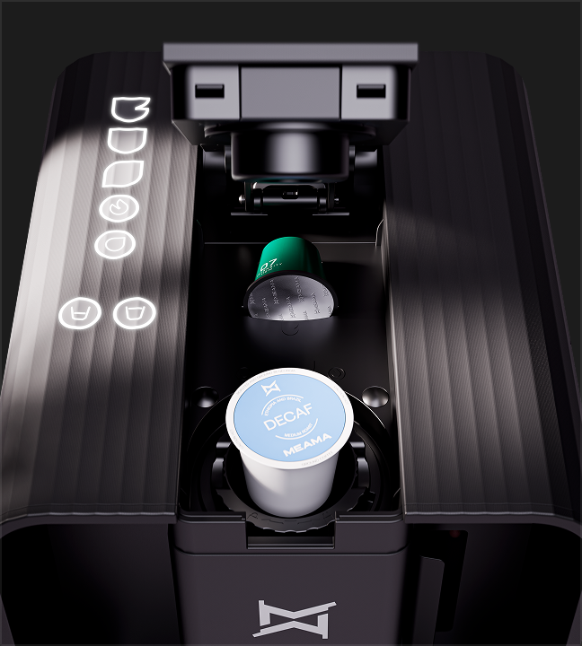 Die schwarze Versatile Kaffeemaschine zeigt wie die 2 möglichen Kapselformate (Espresso Kapseln und Multikapseln) in die Maschine eingelegt werden.